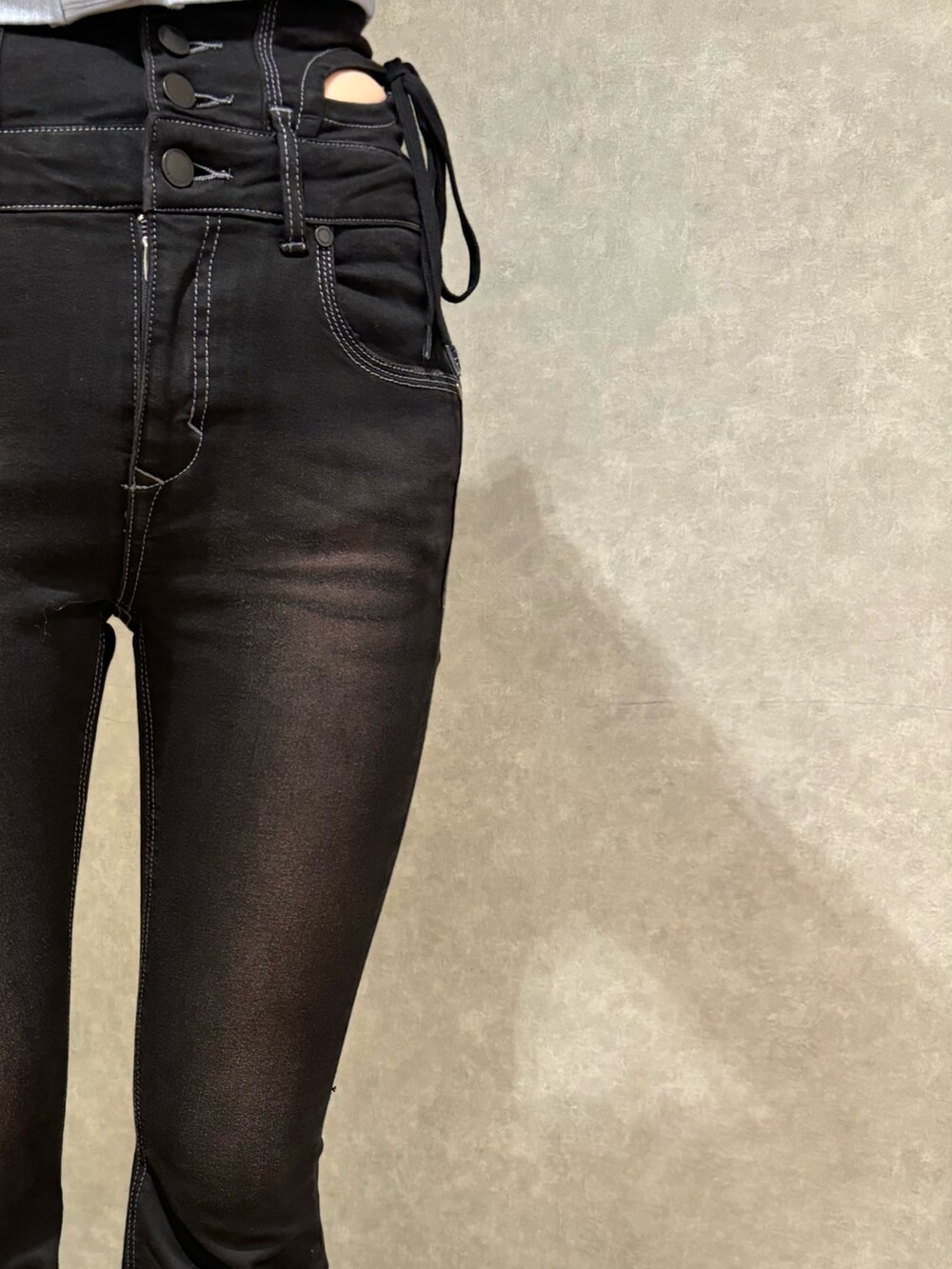 ブラック系のデニムパンツ、ブルー系のTシャツ/カットソー、ブラック系のサンダルを着用したレディースの夏コーディネートの6枚目の写真