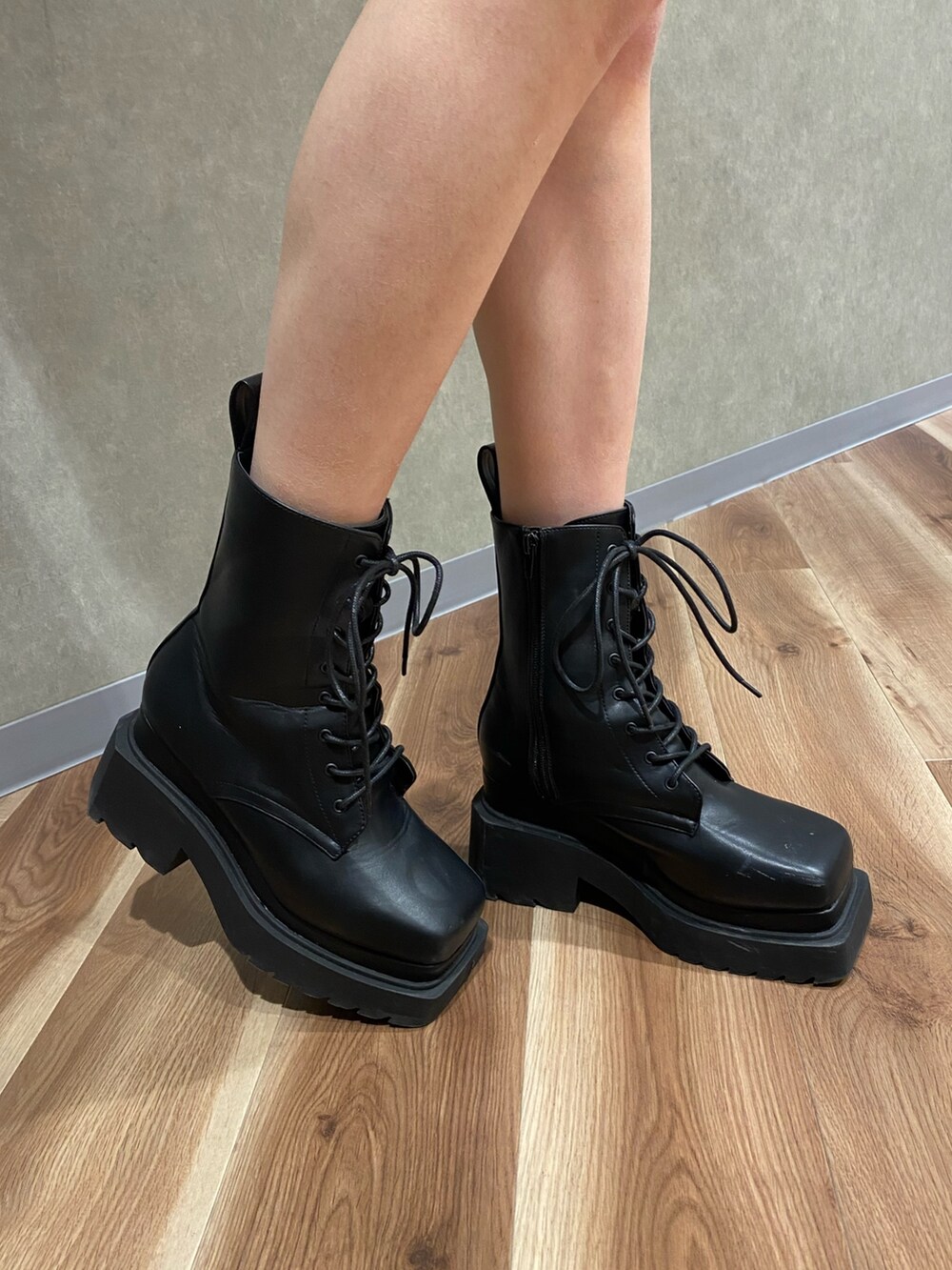 ベージュ系のテーラードジャケット、ブラック系のブーツ、ベージュ系のスカートを着用したレディースの冬コーディネートの8枚目の写真