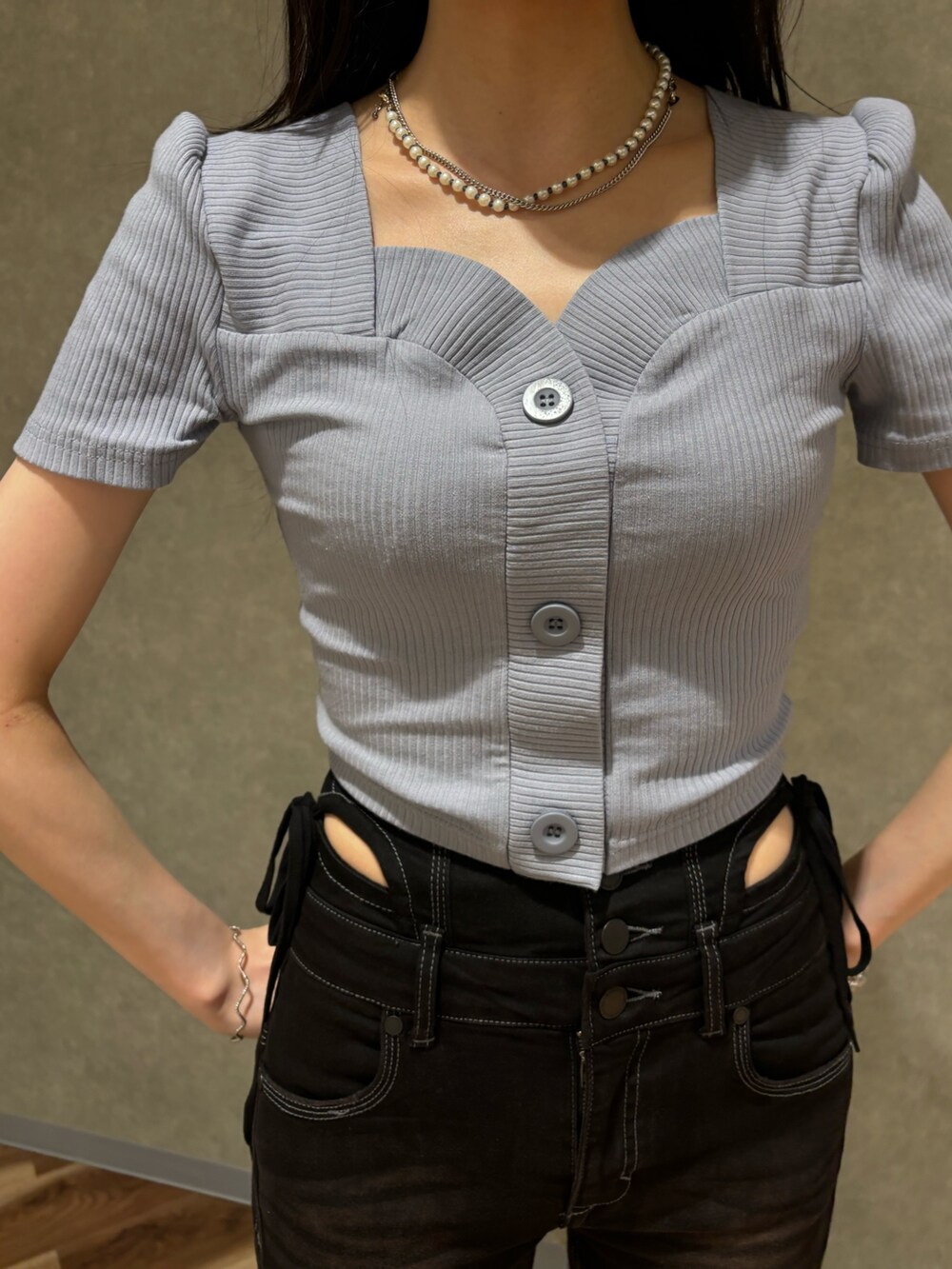 ブラック系のデニムパンツ、ブルー系のTシャツ/カットソー、ブラック系のサンダルを着用したレディースの夏コーディネートの4枚目の写真