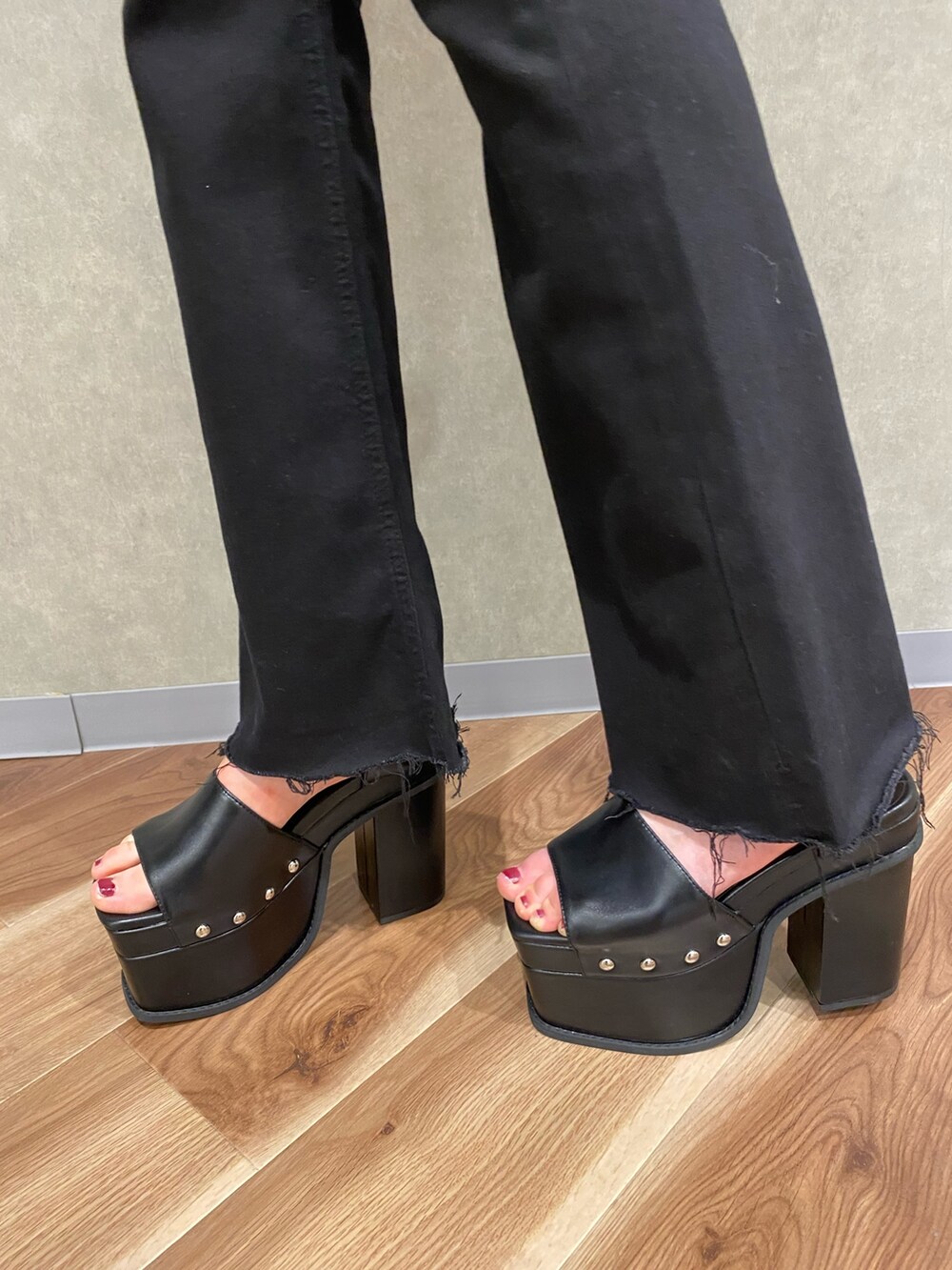 ブラック系のデニムパンツ、ブラック系のサンダルを着用したレディースの夏コーディネートの6枚目の写真