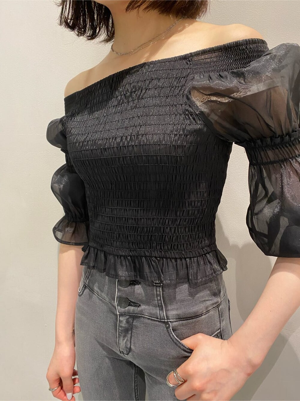 ブラック系のTシャツ/カットソー、グレー系のデニムパンツ、ブラック系のブーツを着用したレディースの夏コーディネートの3枚目の写真