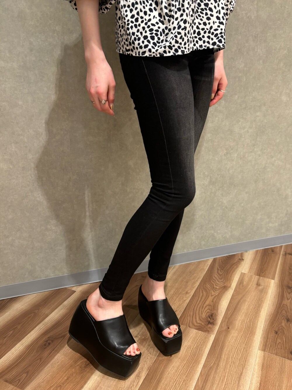 ブラック系のデニムパンツ、シルバー系のサンダル、その他のTシャツ/カットソーを着用したレディースの春コーディネートの5枚目の写真