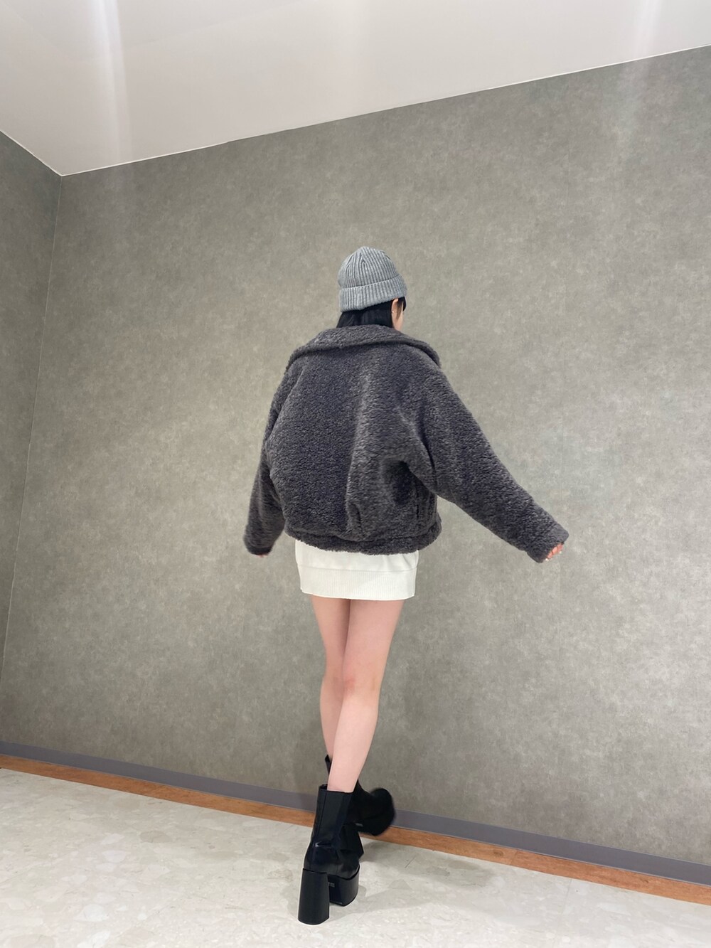 ブラック系のブーツ、グレー系のブルゾン、ホワイト系のニット/セーターを着用したレディースの冬コーディネートの3枚目の写真