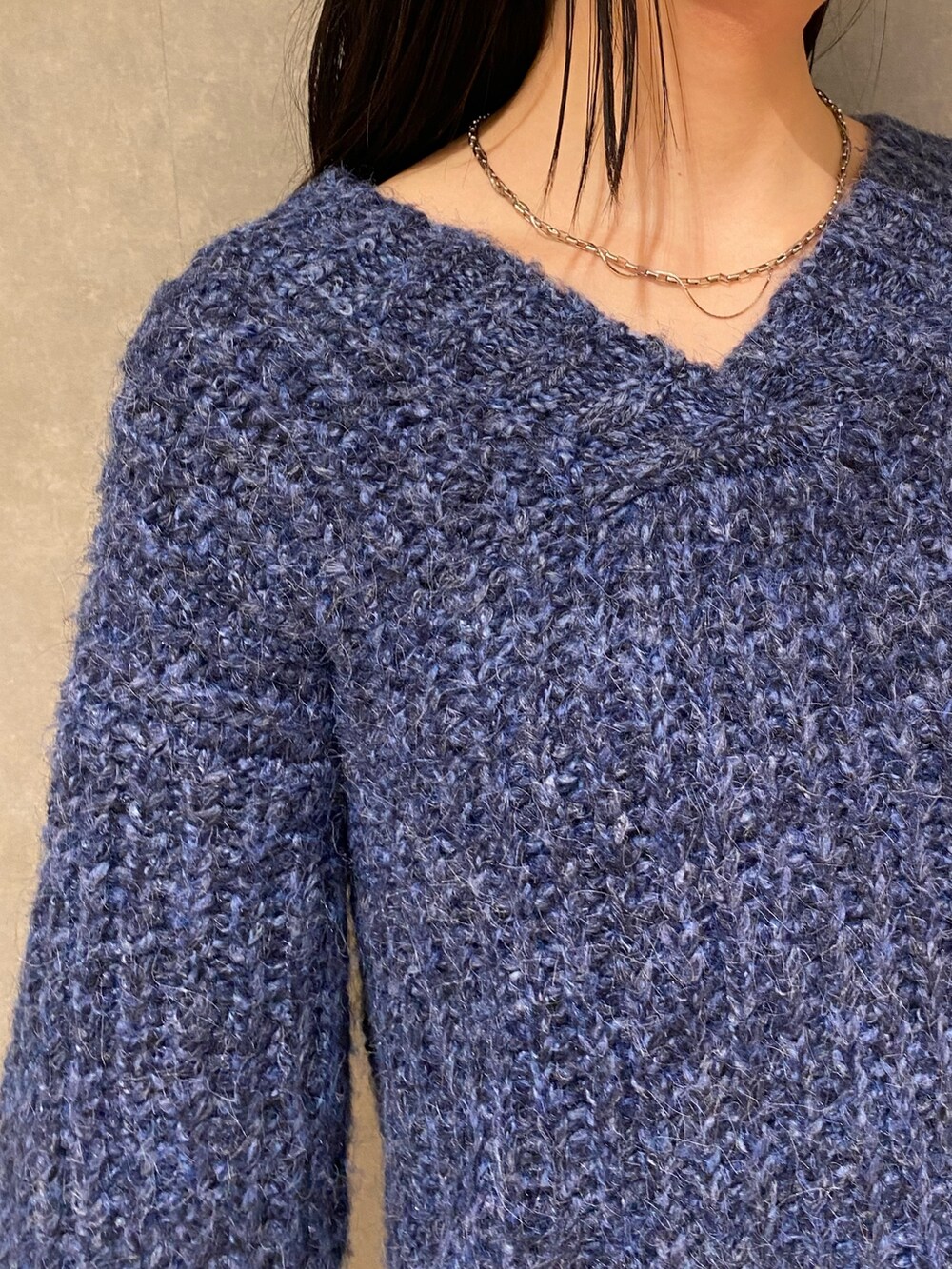 ブラック系のブーツ、ブラック系のその他パンツ、ブラック系のハンドバッグを着用したレディースの秋コーディネートの4枚目の写真