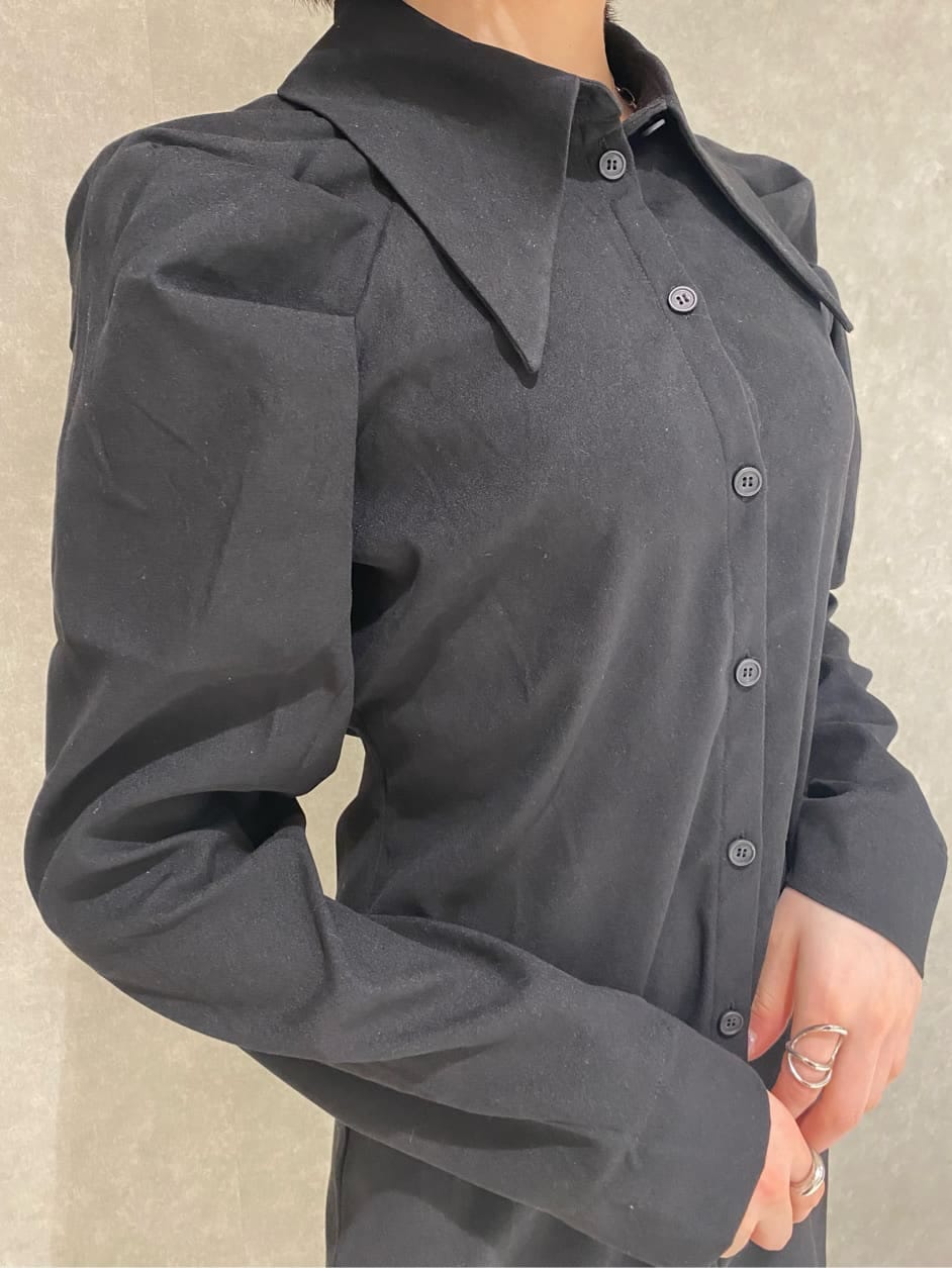 ブラック系のワンピース、ベージュ系のブーツ、その他のベストを着用したレディースの秋コーディネートの4枚目の写真