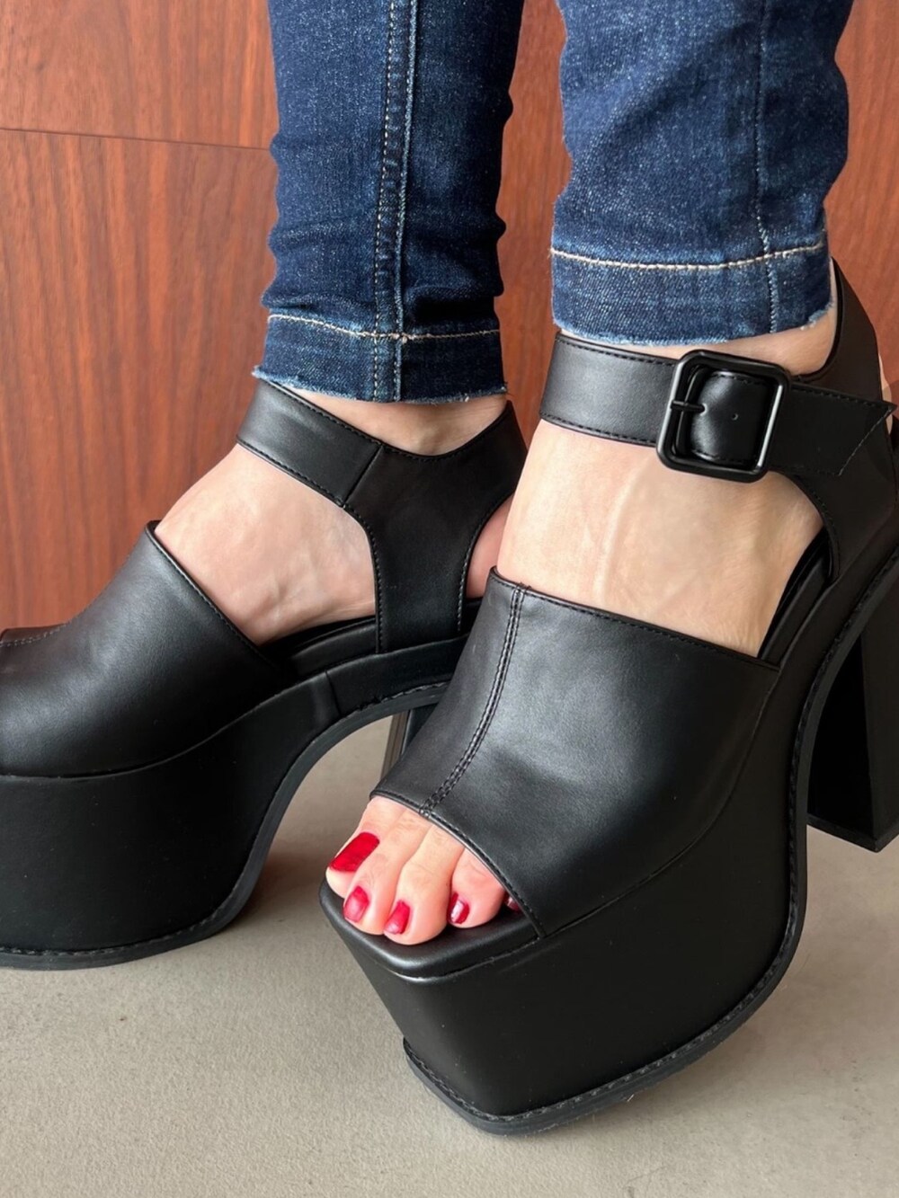 ブラック系のハンドバッグ、ブラック系のデニムパンツ、ブラック系のサンダルを着用したレディースの春コーディネートの8枚目の写真