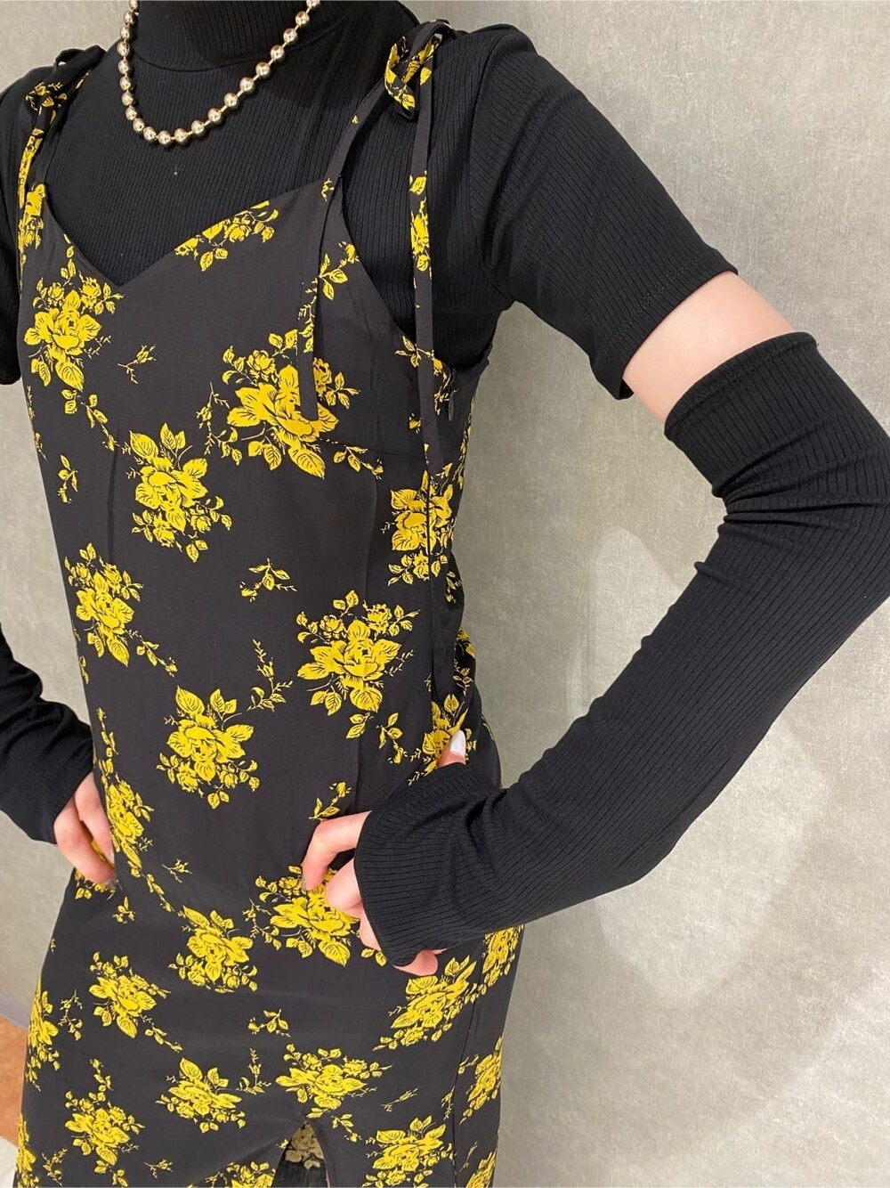 その他のワンピース、ブラック系のブーツ、ブラック系のTシャツ/カットソーを着用したレディースの夏コーディネートの4枚目の写真