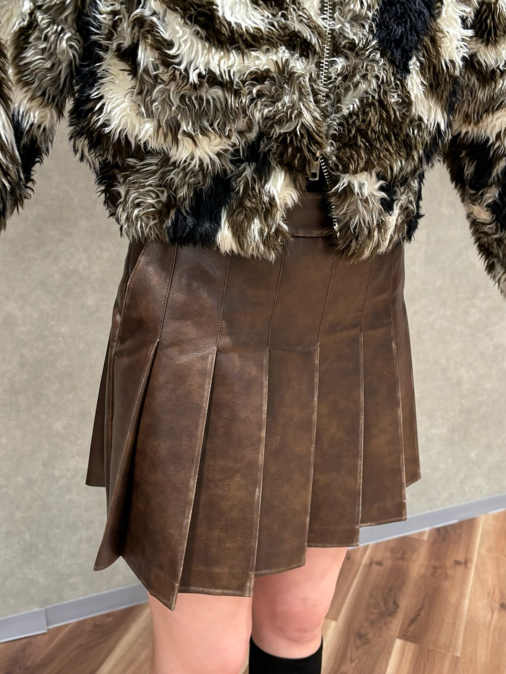 その他のブルゾン、グレー系のスカート、その他のブーツを着用したレディースの秋コーディネートの5枚目の写真