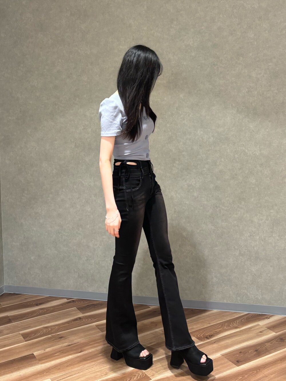 ブラック系のデニムパンツ、ブルー系のTシャツ/カットソー、ブラック系のサンダルを着用したレディースの夏コーディネートの2枚目の写真