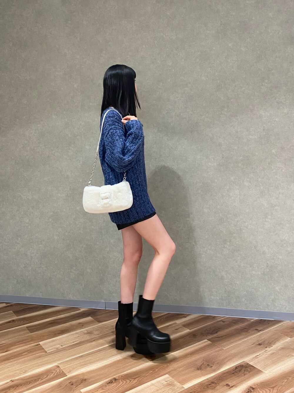 ブラック系のブーツ、ブラック系のその他パンツ、ブラック系のハンドバッグを着用したレディースの秋コーディネートの2枚目の写真