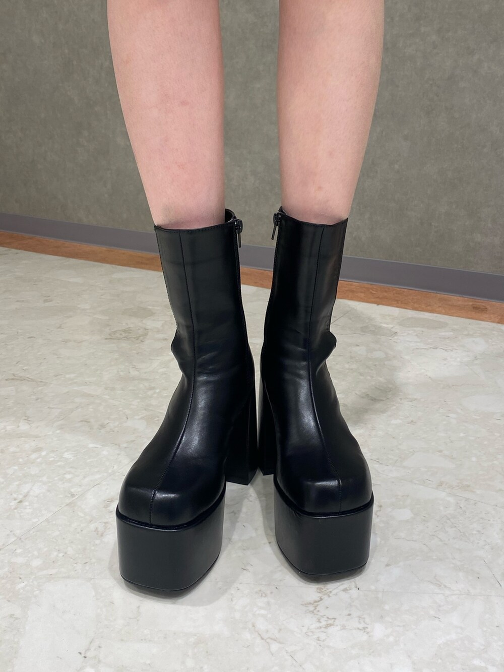 ブラック系のブーツ、グレー系のブルゾン、ホワイト系のニット/セーターを着用したレディースの冬コーディネートの6枚目の写真