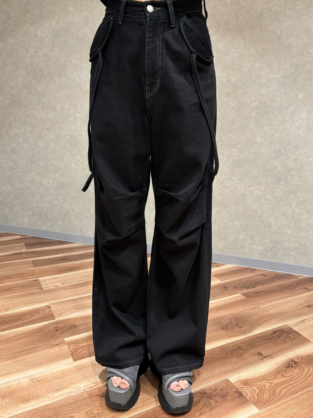 ブラック系のデニムパンツ、ブルー系のショルダーバッグ、ブラック系のサンダルを着用したレディースの夏コーディネートの5枚目の写真