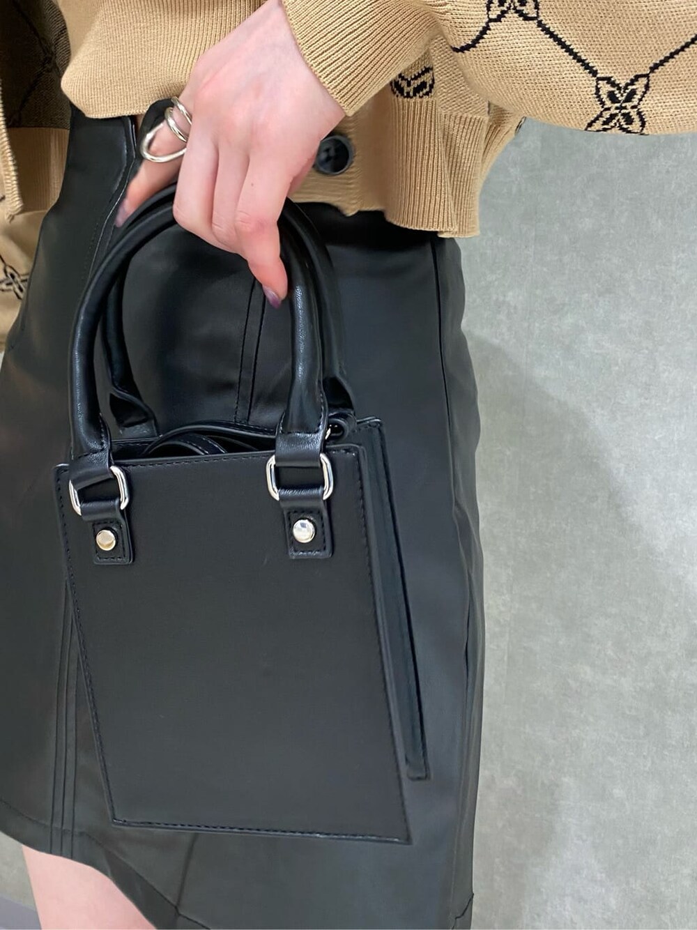 ブラック系のブーツ、その他のスカート、その他のニット/セーターを着用したレディースの秋コーディネートの5枚目の写真