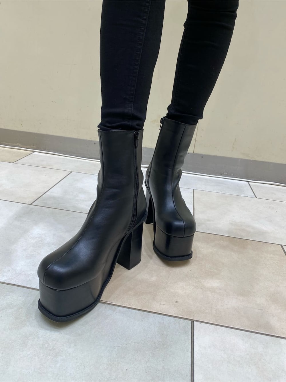 ベージュ系のハンドバッグ、ホワイト系のニット/セーター、ブラック系のデニムパンツを着用したレディースの秋コーディネートの6枚目の写真