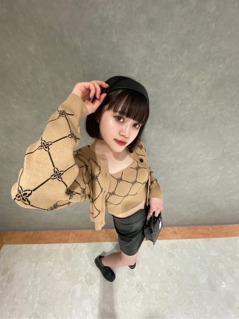 ブラック系のブーツ、その他のスカート、その他のニット/セーターを着用したレディースの秋コーディネートの2枚目の写真