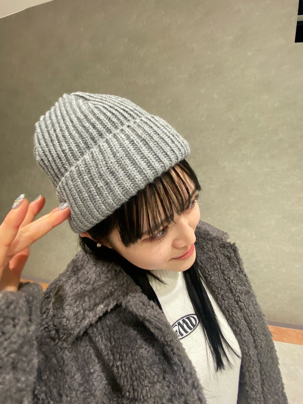 ブラック系のブーツ、グレー系のブルゾン、ホワイト系のニット/セーターを着用したレディースの冬コーディネートの5枚目の写真