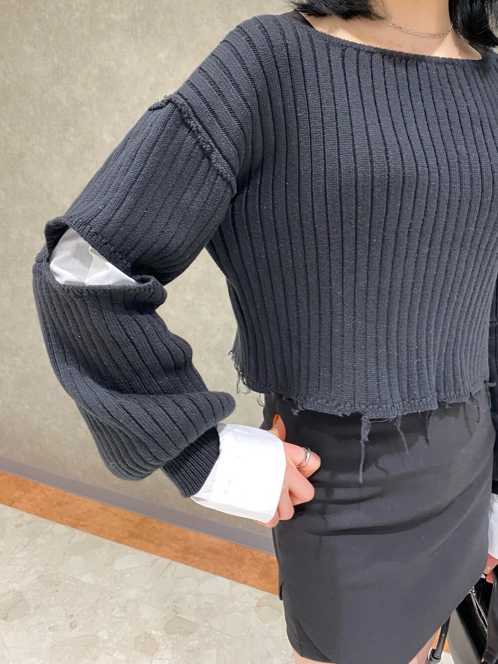 ブラック系のニット/セーター、ブラック系のブーツ、ブラック系のスカートを着用したレディースの冬コーディネートの3枚目の写真