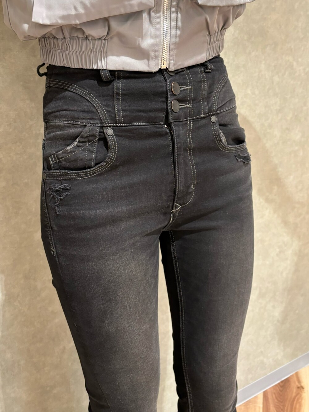 ブラック系のハンドバッグ、ブラック系のデニムパンツ、ブラック系のサンダルを着用したレディースの春コーディネートの6枚目の写真