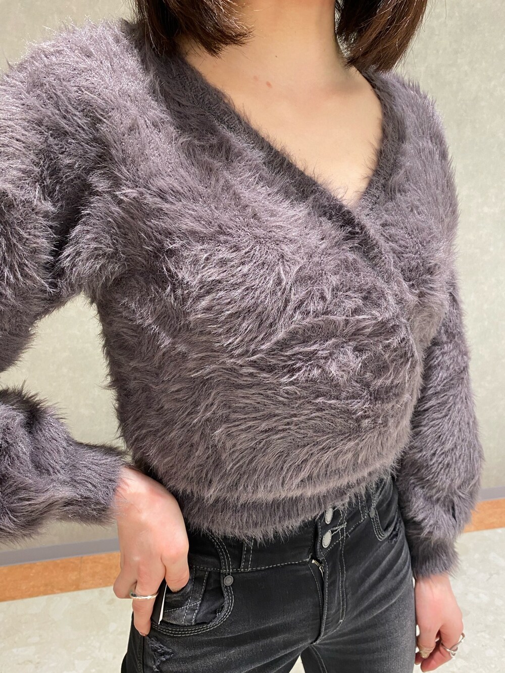 ブラック系のデニムパンツ、グレー系のニット/セーターを着用したレディースの冬コーディネートの3枚目の写真