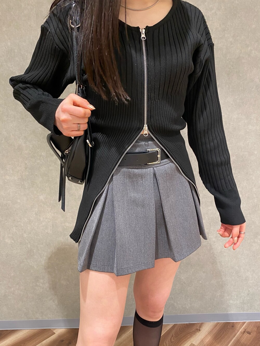 ベージュ系のスカート、ブラック系のブーツ、ブラック系のニット/セーターを着用したレディースの冬コーディネートの4枚目の写真