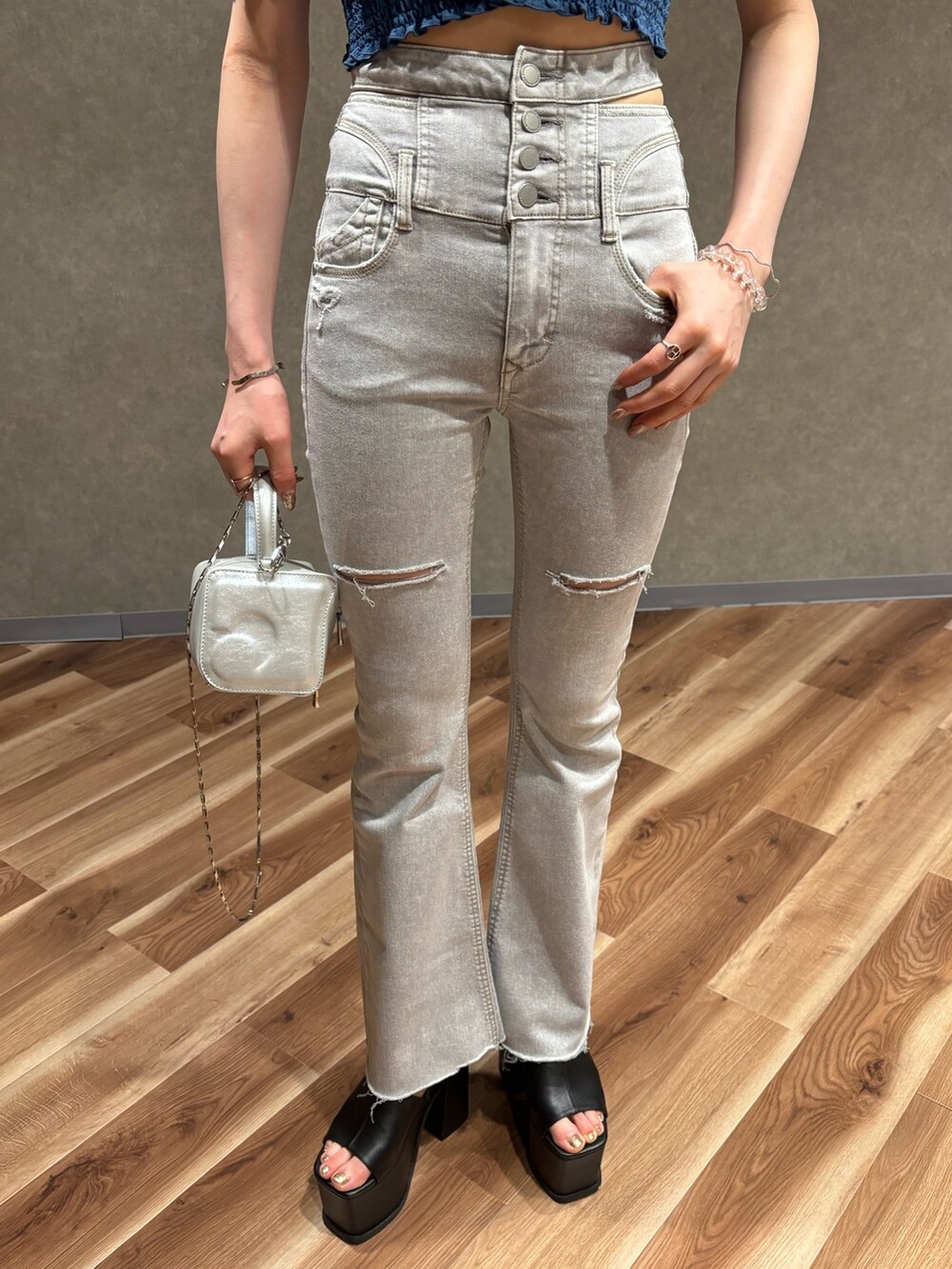 ホワイト系のデニムパンツ、ブルー系のTシャツ/カットソー、ピンク系のハンドバッグを着用したレディースの夏コーディネートの5枚目の写真