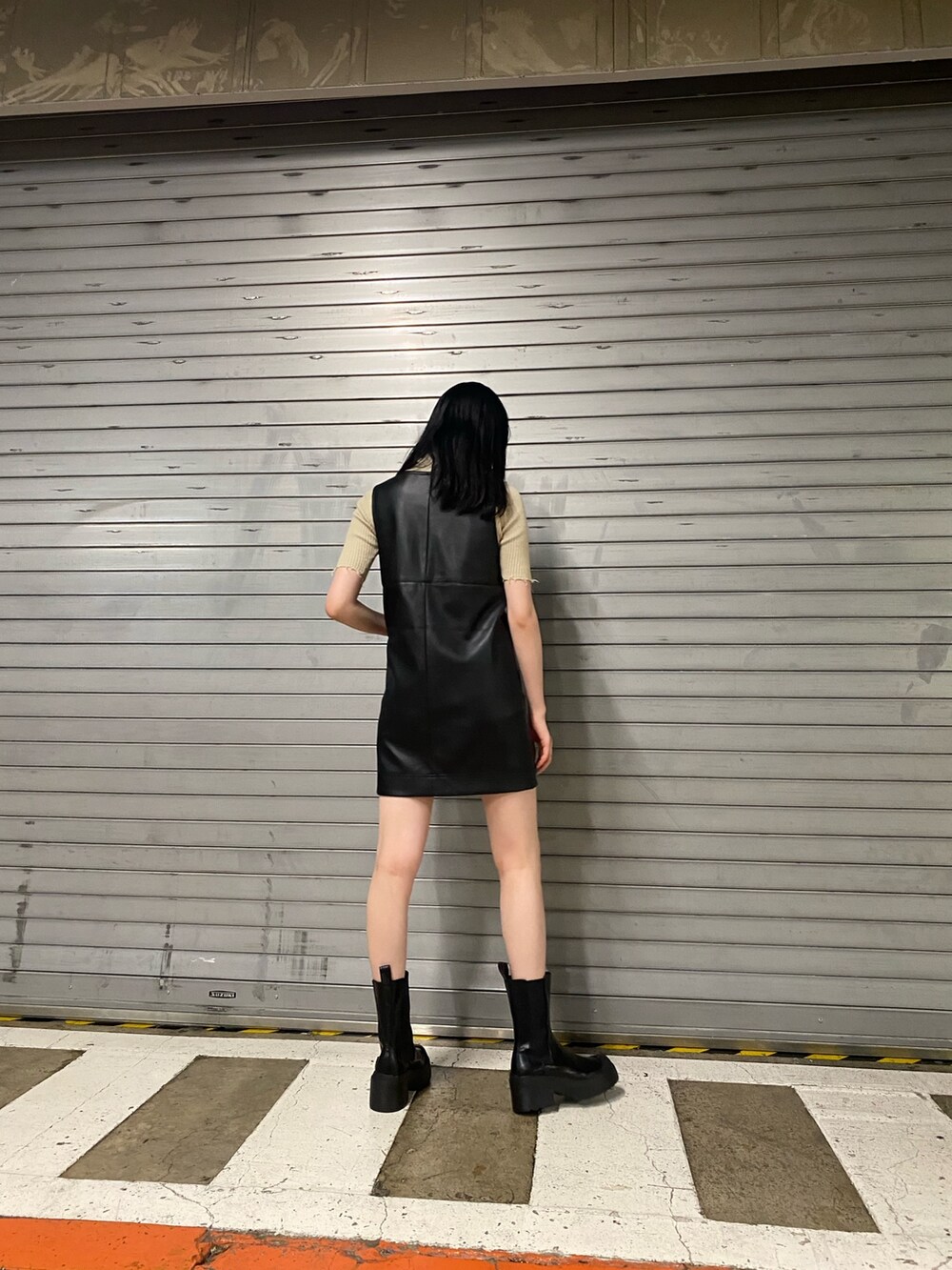 ブラック系のブーツ、ブラウン系のワンピース、ベージュ系のニット/セーターを着用したレディースの夏コーディネートの2枚目の写真