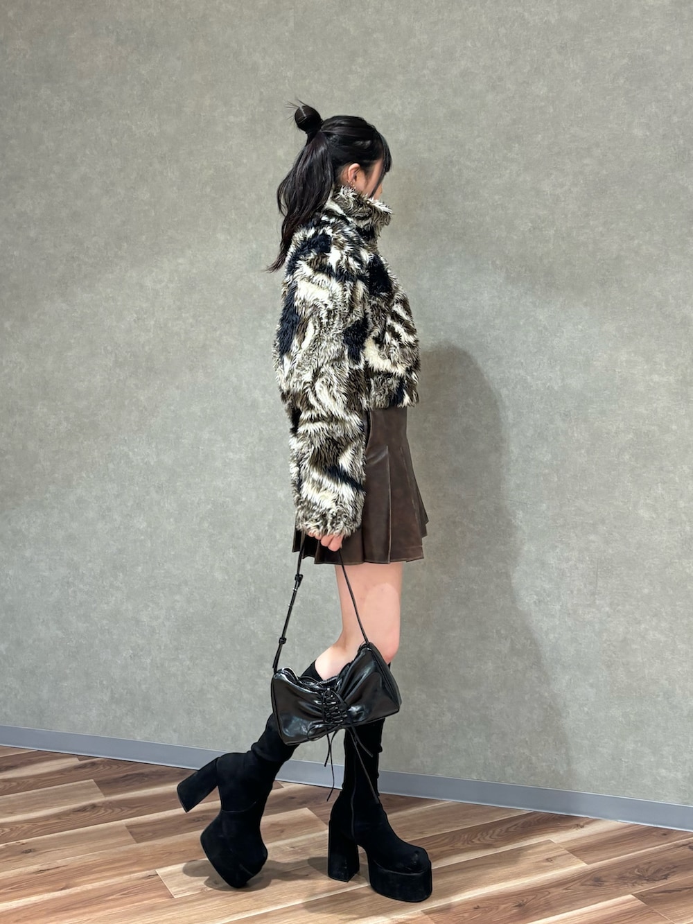 その他のブルゾン、グレー系のスカート、その他のブーツを着用したレディースの秋コーディネートの2枚目の写真