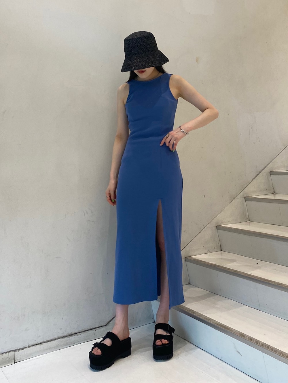 ブラック系のサンダル、ブルー系のワンピース、ホワイト系のシャツ/ブラウスを着用したレディースの夏コーディネートの2枚目の写真