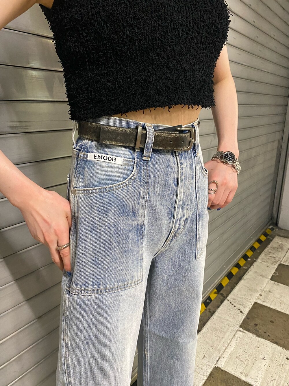 ブラック系のサンダル、ブラック系のニット/セーター、ブラック系のデニムパンツを着用したレディースの夏コーディネートの5枚目の写真