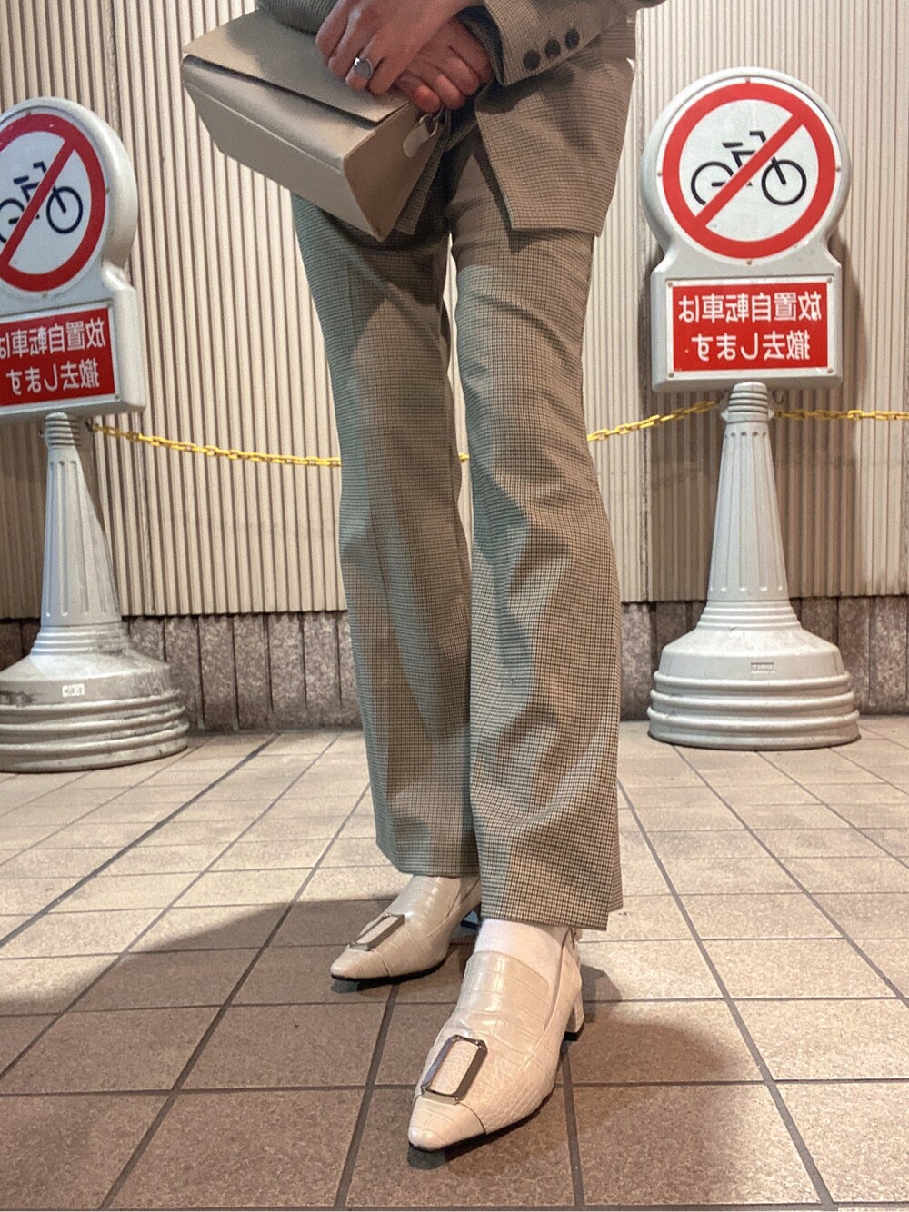 ホワイト系のニット/セーター、ブラック系のパンプス、その他のノーカラージャケットを着用したレディースの春コーディネートの4枚目の写真