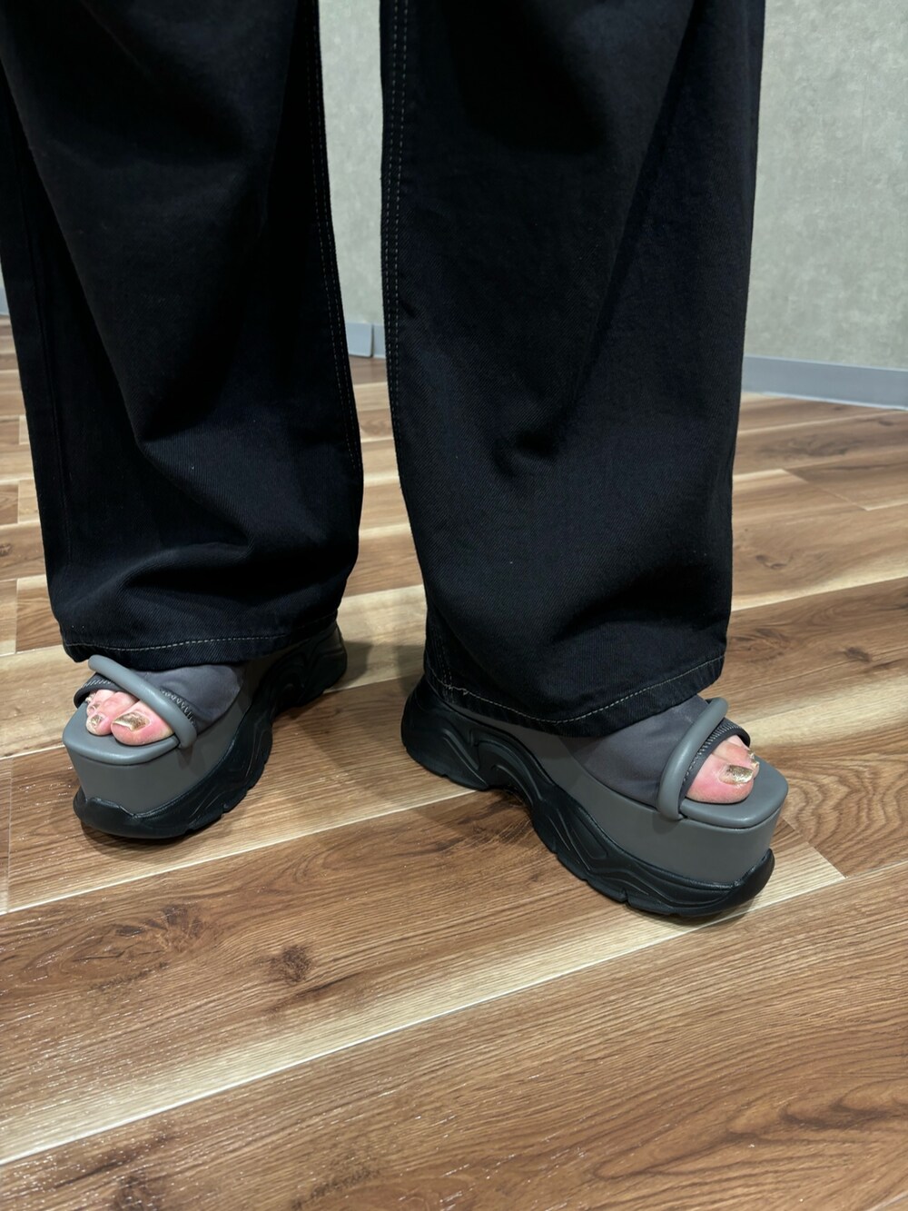 ブラック系のデニムパンツ、ブルー系のショルダーバッグ、ブラック系のサンダルを着用したレディースの夏コーディネートの7枚目の写真