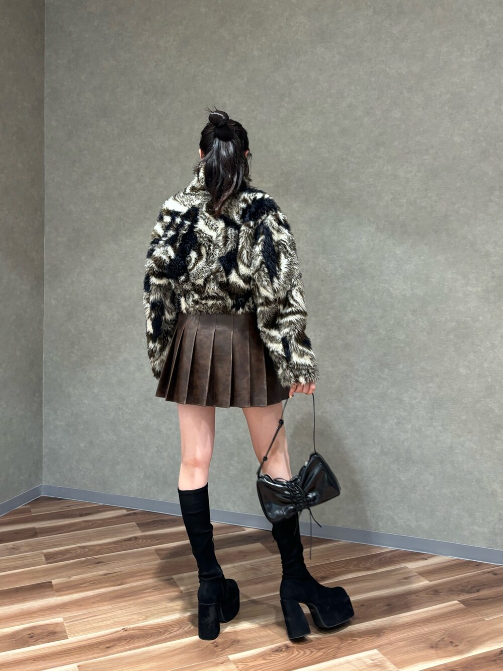 その他のブルゾン、グレー系のスカート、その他のブーツを着用したレディースの秋コーディネートの3枚目の写真