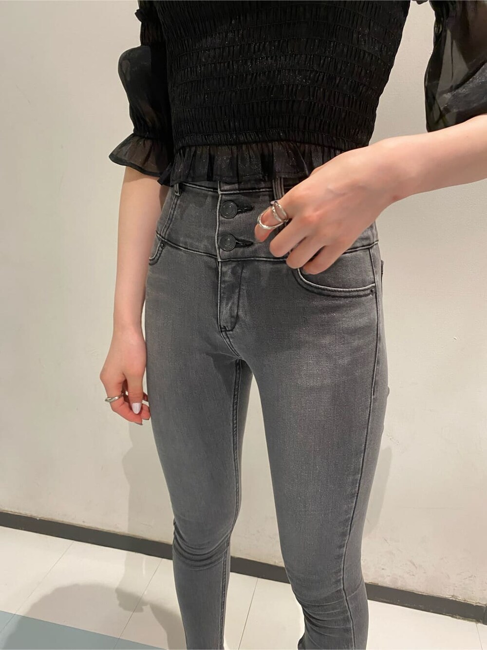 ブラック系のTシャツ/カットソー、グレー系のデニムパンツ、ブラック系のブーツを着用したレディースの夏コーディネートの4枚目の写真