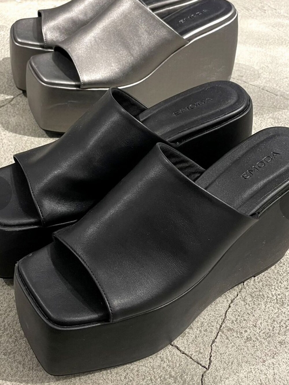 ブラック系のデニムパンツ、シルバー系のサンダル、その他のTシャツ/カットソーを着用したレディースの春コーディネートの6枚目の写真