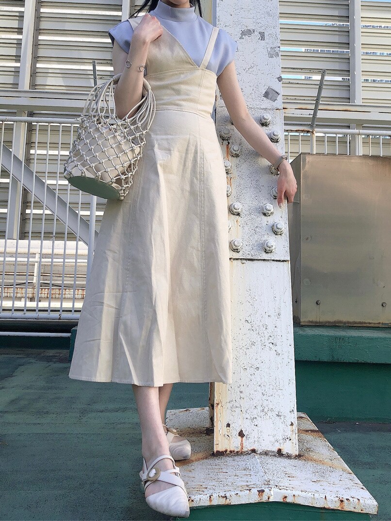 ホワイト系のハンドバッグ、ホワイト系のワンピース、ホワイト系のパンプスを着用したレディースの春コーディネートの3枚目の写真