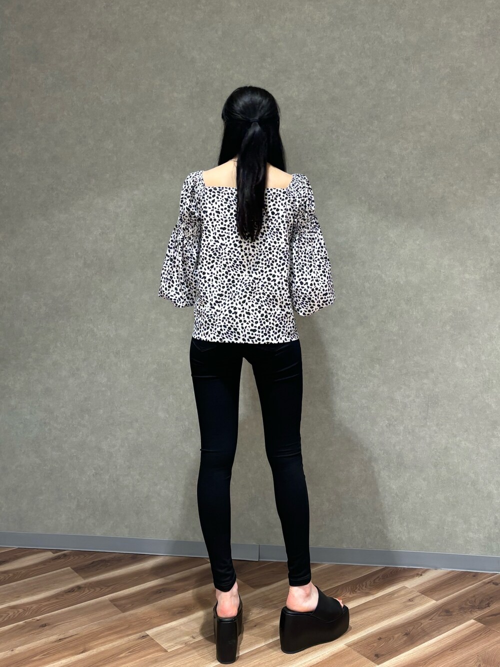 ブラック系のデニムパンツ、シルバー系のサンダル、その他のTシャツ/カットソーを着用したレディースの春コーディネートの3枚目の写真