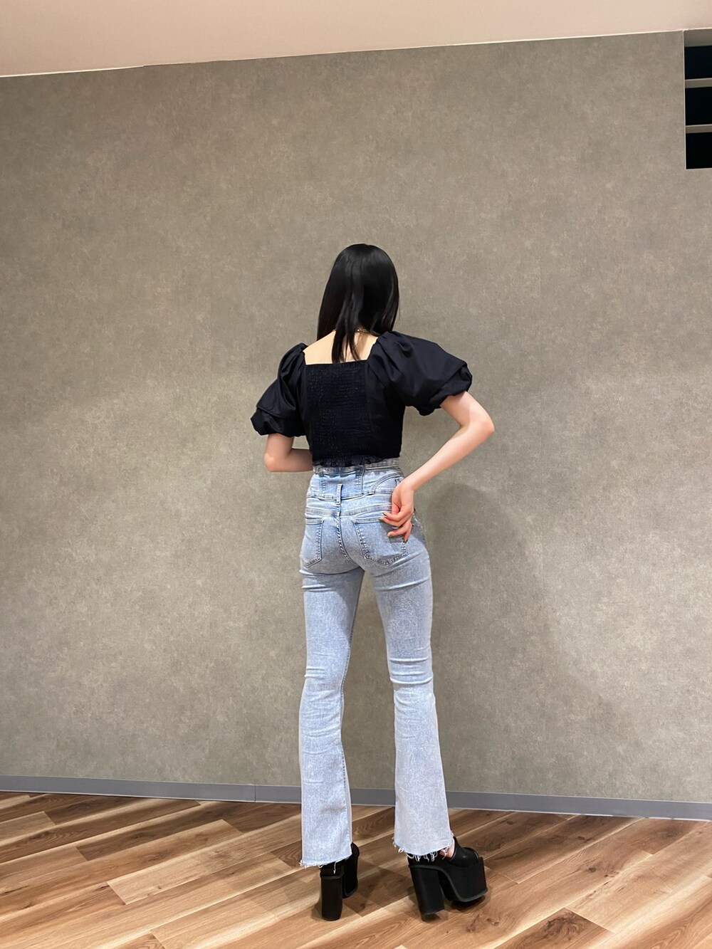 ブラック系のサンダル、ブラック系のシャツ/ブラウス、ブルー系のデニムパンツを着用したレディースの春コーディネートの3枚目の写真