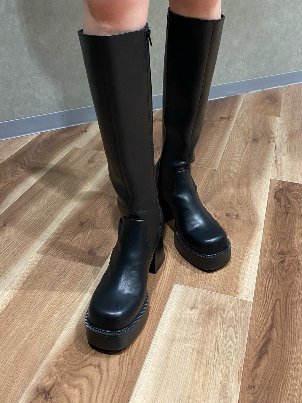 ブラック系のブルゾン、ブラック系のブーツ、ブラック系のハンドバッグを着用したレディースの秋コーディネートの6枚目の写真