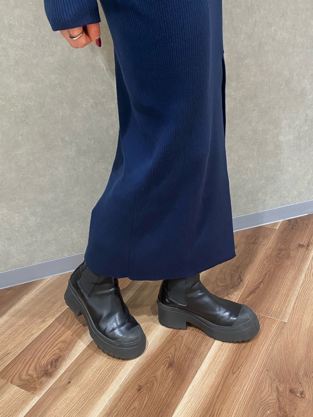 ブルー系のワンピース、ブラック系のブーツ、ホワイト系のバックパック/リュックを着用したレディースの秋コーディネートの7枚目の写真