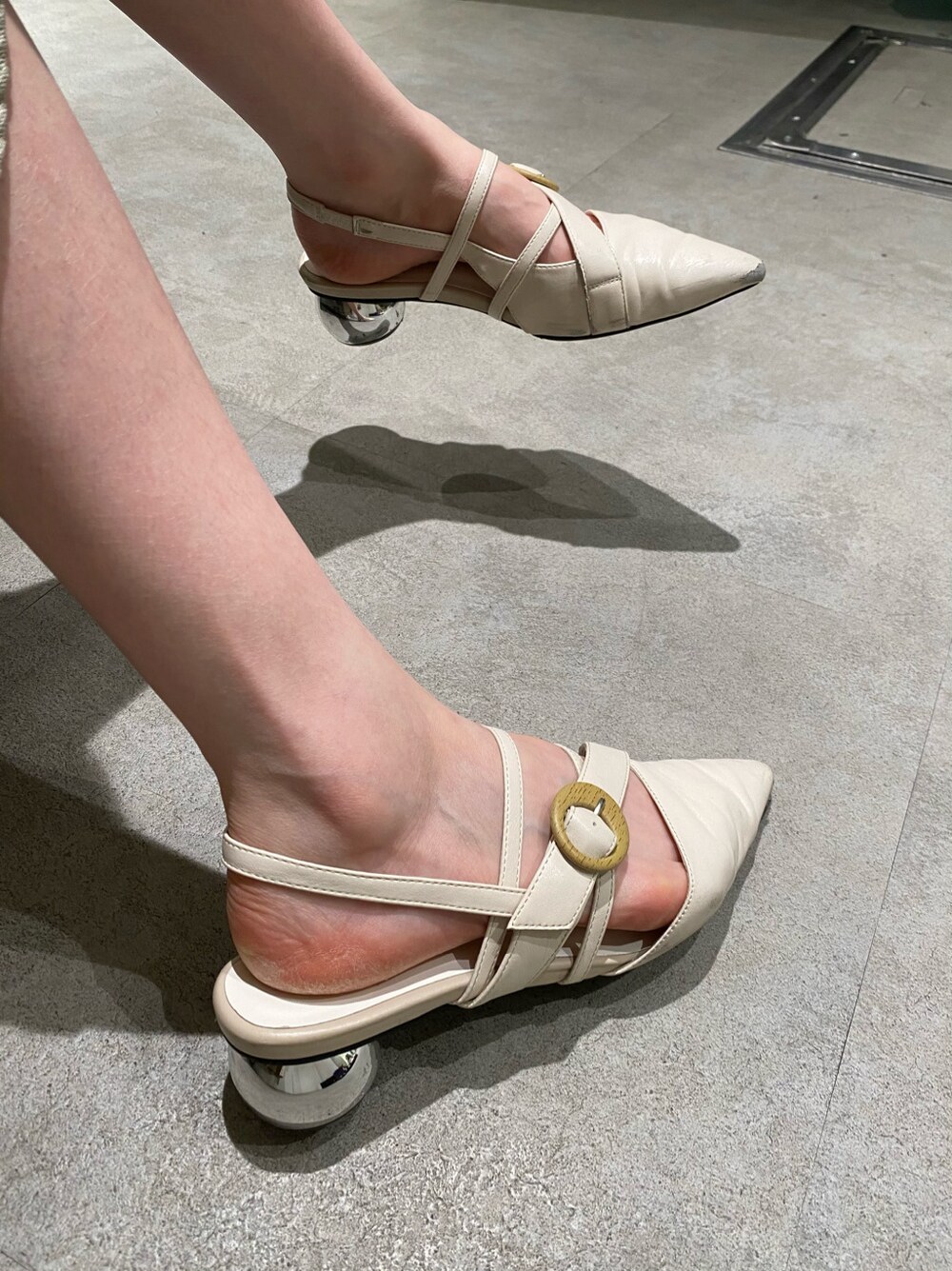 ホワイト系のパンプス、グレー系のシャツ/ブラウス、グレー系のスカートを着用したレディースの春コーディネートの4枚目の写真