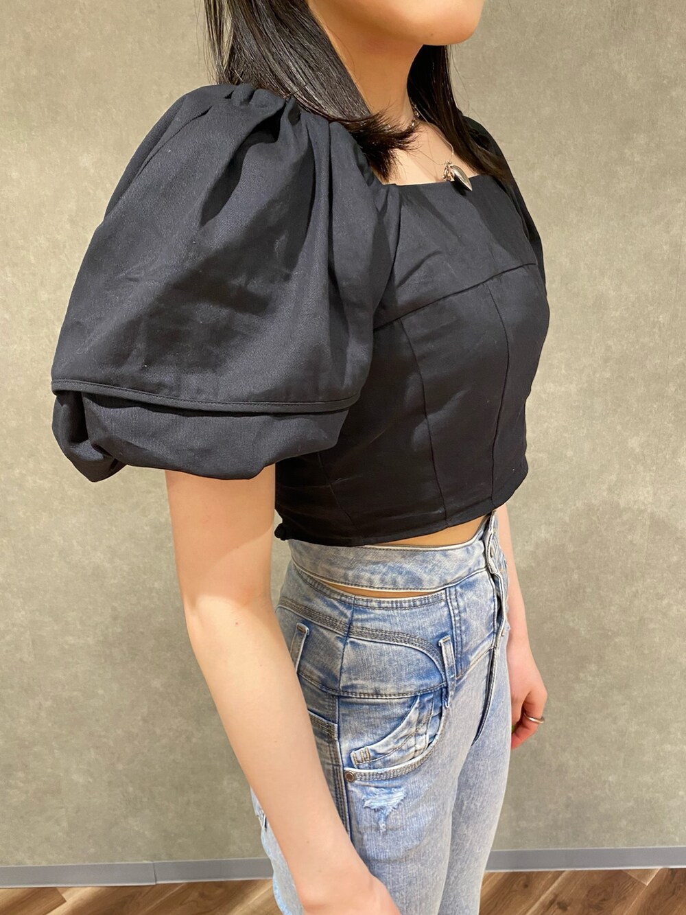 ブラック系のサンダル、ブラック系のシャツ/ブラウス、ブルー系のデニムパンツを着用したレディースの春コーディネートの4枚目の写真