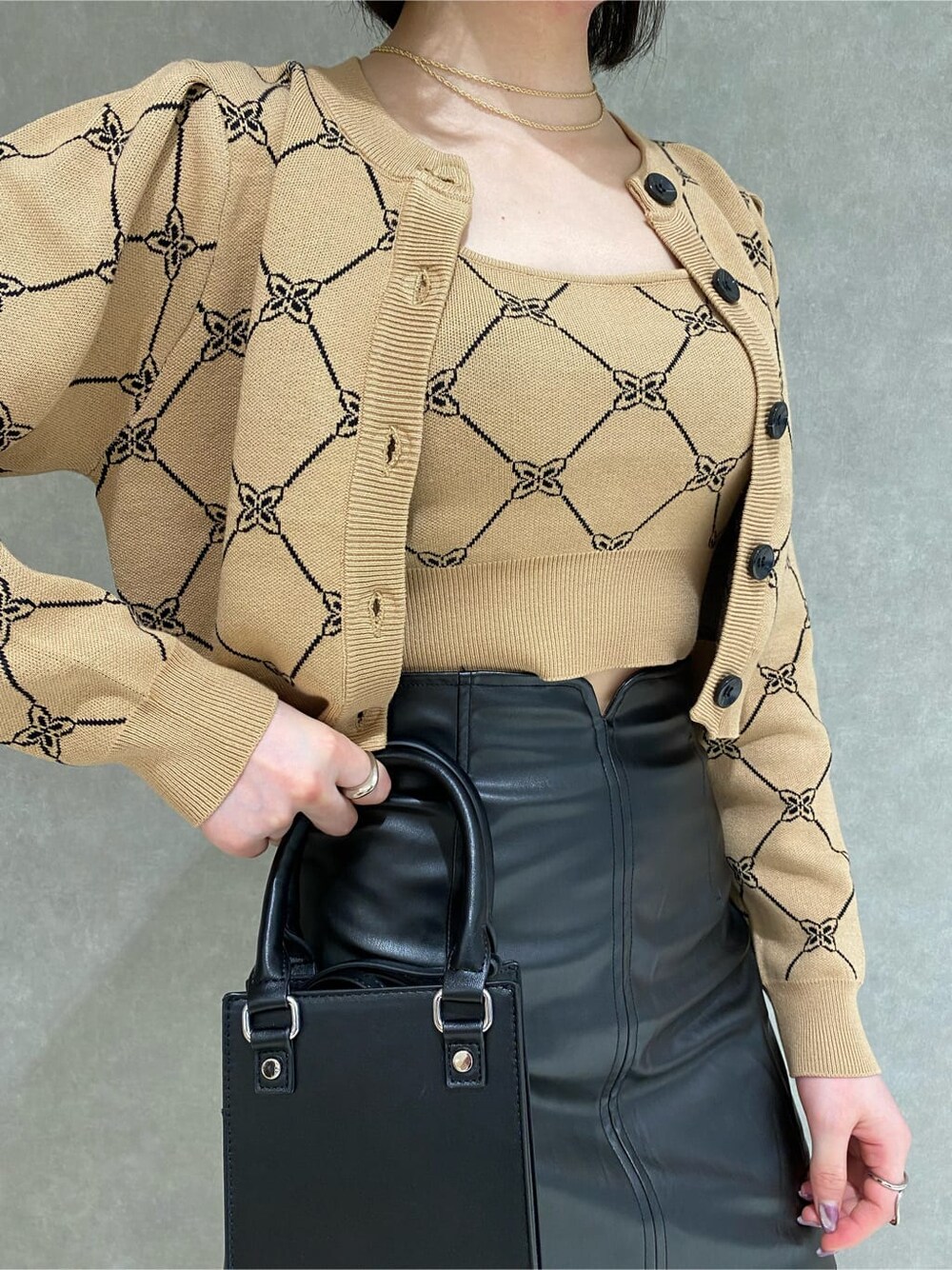 ブラック系のブーツ、その他のスカート、その他のニット/セーターを着用したレディースの秋コーディネートの4枚目の写真