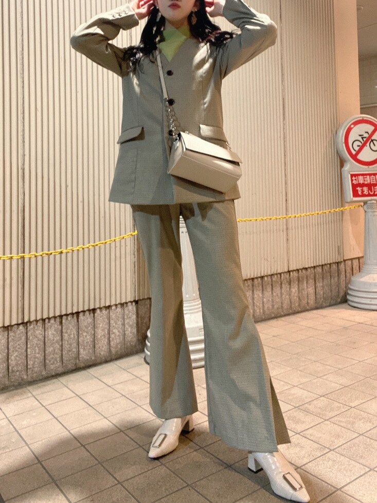 ホワイト系のニット/セーター、ブラック系のパンプス、その他のノーカラージャケットを着用したレディースの春コーディネートの2枚目の写真
