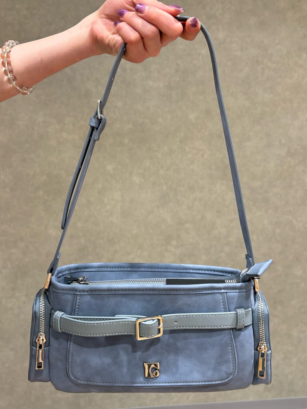 ブラック系のデニムパンツ、ブルー系のショルダーバッグ、ブラック系のサンダルを着用したレディースの夏コーディネートの6枚目の写真