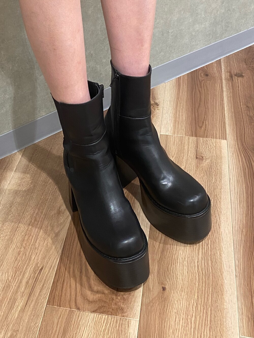 ブラック系のブーツ、ブラック系のその他パンツ、ブラック系のハンドバッグを着用したレディースの秋コーディネートの7枚目の写真