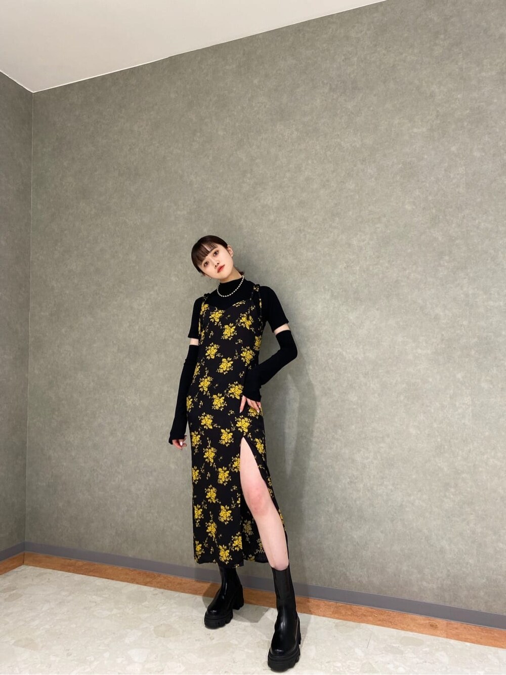 その他のワンピース、ブラック系のブーツ、ブラック系のTシャツ/カットソーを着用したレディースの夏コーディネートの2枚目の写真