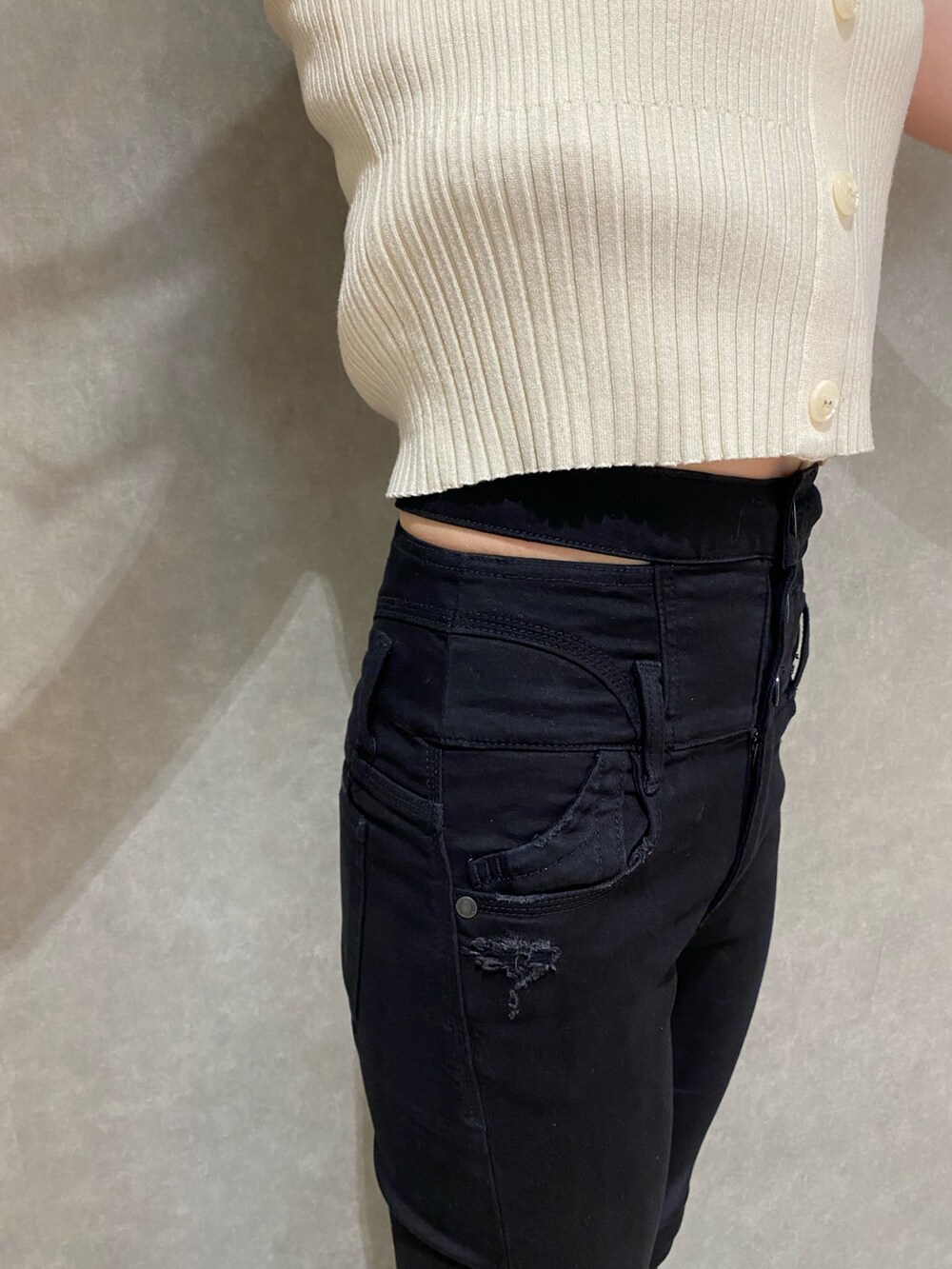 ブラック系のデニムパンツ、ブラック系のサンダルを着用したレディースの夏コーディネートの5枚目の写真