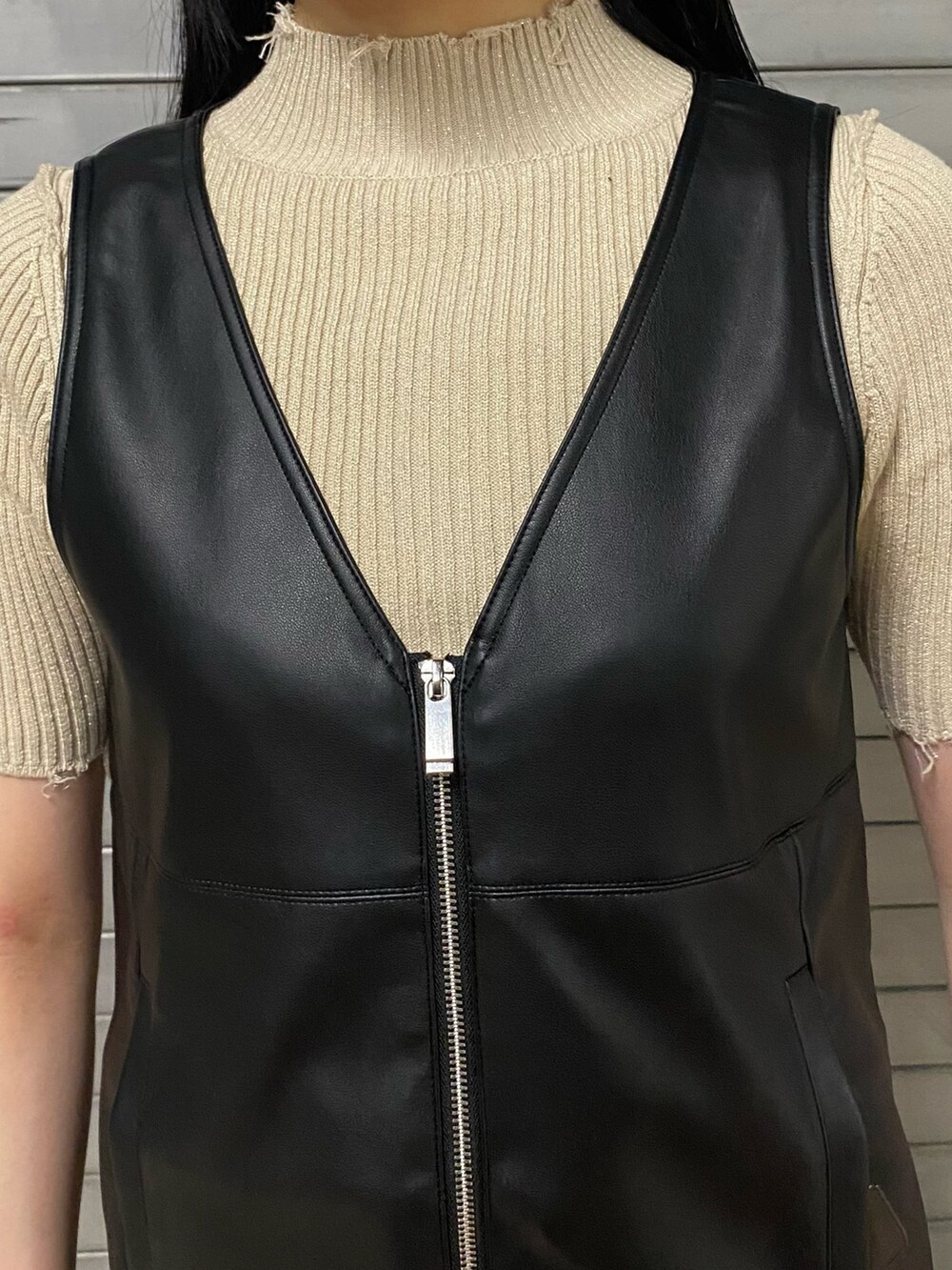 ブラック系のブーツ、ブラウン系のワンピース、ベージュ系のニット/セーターを着用したレディースの夏コーディネートの3枚目の写真