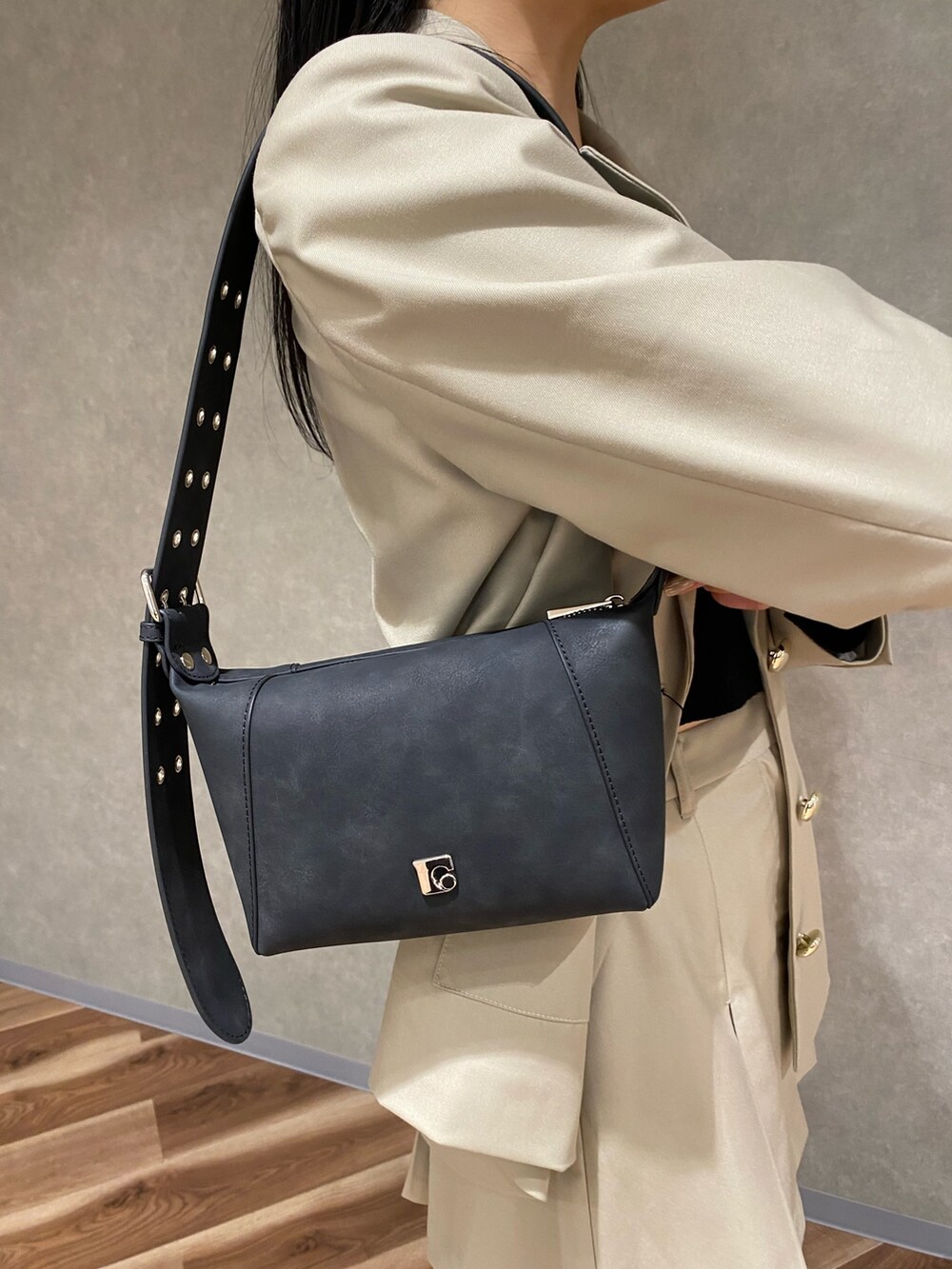 ベージュ系のテーラードジャケット、ブラック系のブーツ、ベージュ系のスカートを着用したレディースの冬コーディネートの7枚目の写真