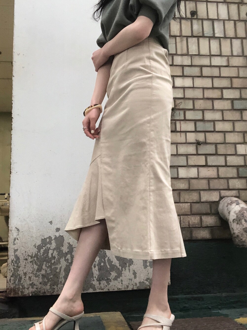 ホワイト系のスカート、ホワイト系のサンダル、ベージュ系のニット/セーターを着用したレディースの春コーディネートの4枚目の写真